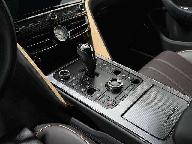 18:Bentley Flying Spur Mulliner V8 Hybrid, Limousine, Light Gazelle, Bentley Berlin