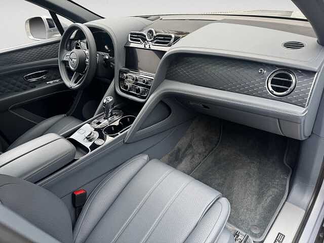 1:Bentley Bentayga V8, SUV, Extreme Silver, Bentley Berlin