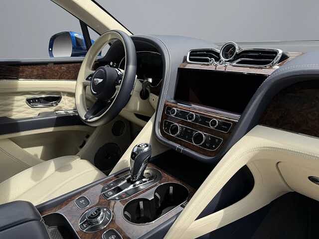 24:Bentley Bentayga Azure V6 Hybrid, SUV, Sequin Blue, Bentley Berlin