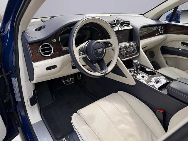 13:Bentley Bentayga Azure V6 Hybrid, SUV, Sequin Blue, Bentley Berlin